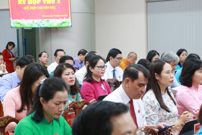 Các đại biểu nghiên cứu, xem xét các tờ trình tại kỳ họp. Ảnh: Văn Dũng