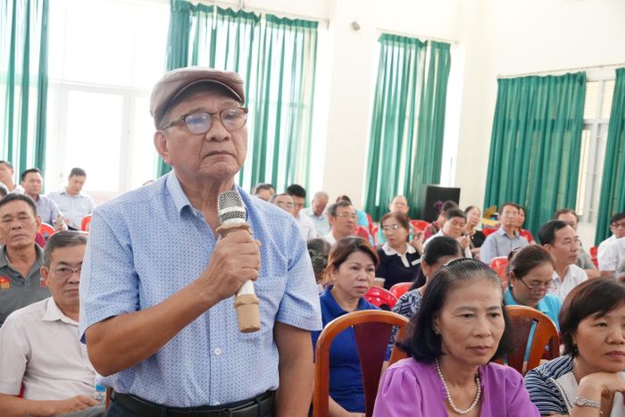 Cử tri Phan Công Toại (phường Thông Tây Hội) phát biểu tại hội nghị. Ảnh: Thạc Hiếu