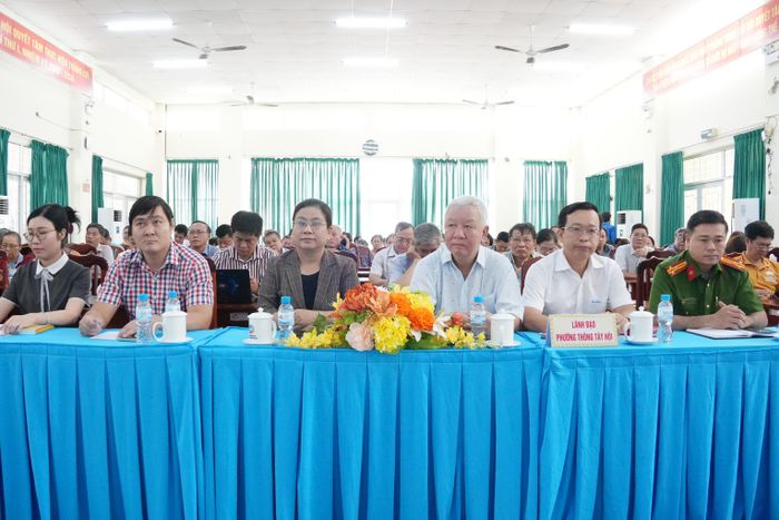 Các đại biểu tham dự hội nghị hội nghị tiếp xúc với cử tri ba phường Thông Tây Hội, An Hội Tây và An Hội Đông. Ảnh: Thạc Hiếu