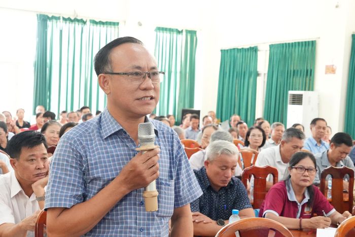 Cử tri Nguyễn Việt Bắc (phường Thông Tây Hội) phát biểu tại hội nghị. Ảnh: Thạc Hiếu