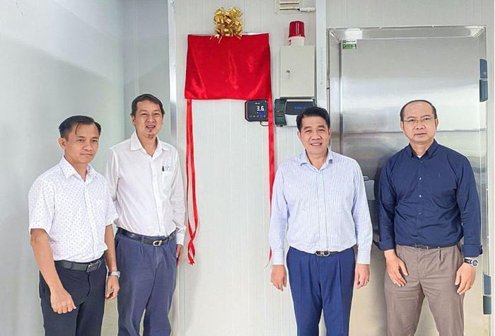 Đại diện Olmix Asialand Việt Nam và Boehringer Ingelheim trao tặng hệ thống kho lạnh bảo quản vaccine cho Tập đoàn Hùng Nhơn.