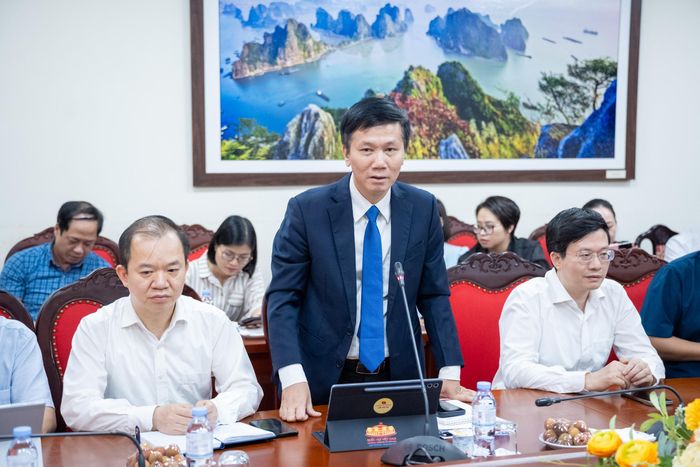 Phó Chủ nhiệm Ủy ban Văn hóa và Xã hội Lâm Văn Đoan phát biểu chỉ đạo, giao nhiệm vụ cho tân Phó Vụ trưởng Vụ Văn hóa và Xã hội Hoàng Văn Lợi