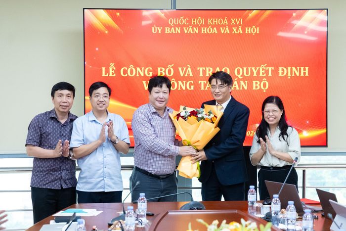 Lãnh đạo Vụ Văn hóa và Xã hội chúc mừng tân Phó Vụ trưởng Hoàng Văn Lợi