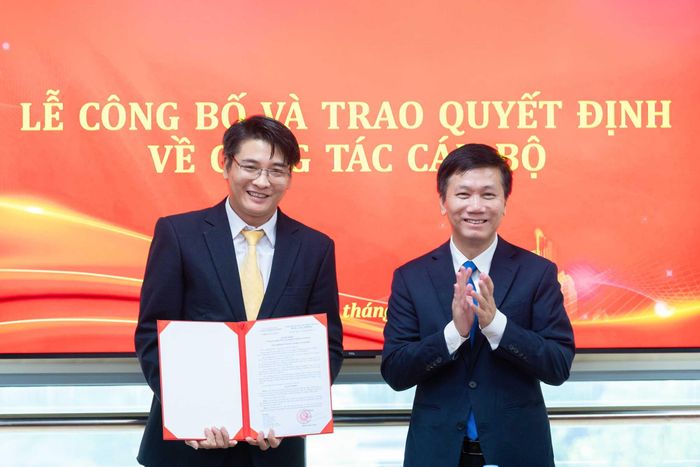 Phó Chủ nhiệm Ủy ban Văn hóa và Xã hội Lâm Văn Đoan trao Quyết định bổ nhiệm Phó Vụ trưởng Vụ Văn hóa và Xã hội Hoàng Văn Lợi