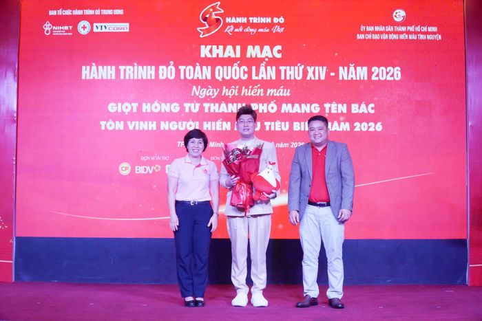 Ban tổ chức tặng hoa tri ân nhạc sĩ Sỹ Luân tác giả ca khúc "Hành Trình Đỏ – Ước mơ cho ngày mai"