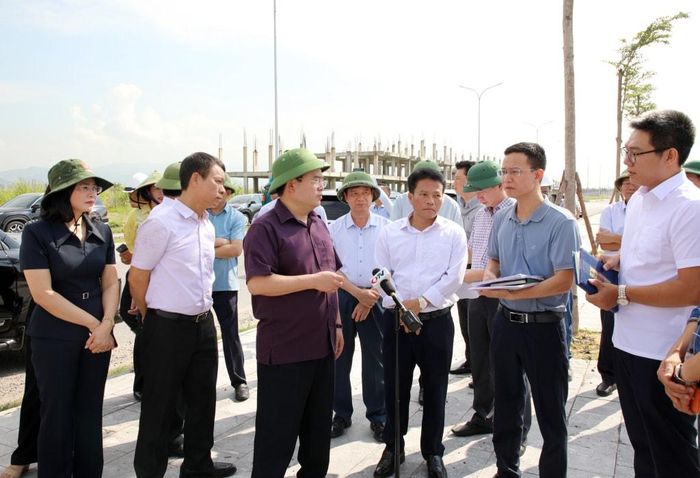 Bí thư Tỉnh ủy Quảng Ninh Quản Minh Cường kiểm tra Dự án đầu tư xây dựng - kinh doanh hạ tầng khu đô thị mới Cao Xanh - Hà Khánh C do Công ty CP Phát triển dự án Biển Đông làm chủ đầu tư. Ảnh: T. Chung
