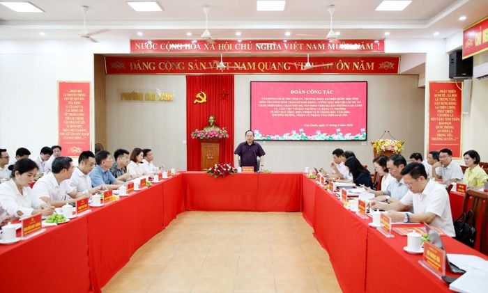 Bí thư Tỉnh ủy Quản Minh Cường phát biểu tại cuộc làm việc với Ban Thường vụ Đảng ủy phường Cao Xanh. Ảnh: T. Chung