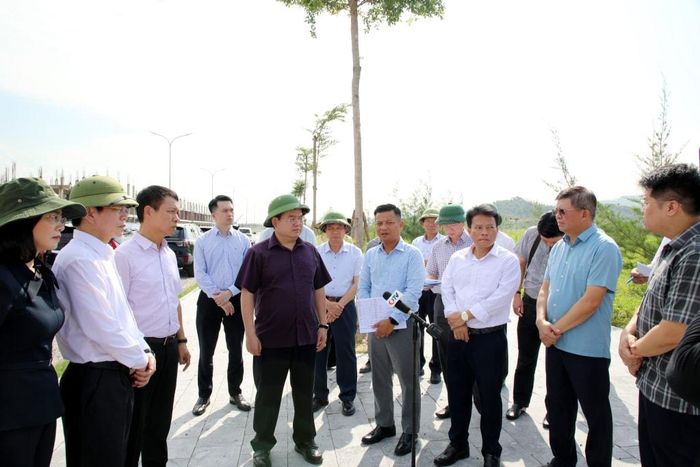 Bí thư Tỉnh ủy Quảng Ninh Quản Minh Cường nghe báo cáo tiến độ Dự án đầu tư hạ tầng đô thị của Công ty CP Tập đoàn FLC. Ảnh: T. Chung