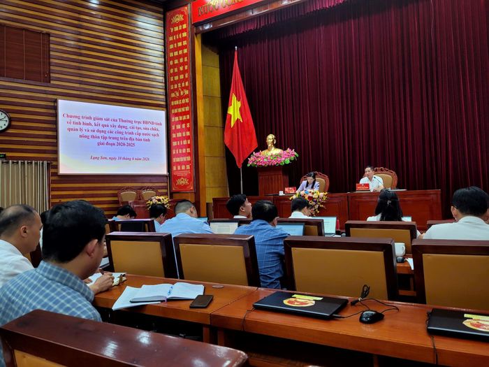Thường trực HĐND tỉnh giám sát tình hình, kết quả xây dựng, cải tạo, sửa chữa, quản lý và sử dụng công trình nước sạch nông thôn. Ảnh LS