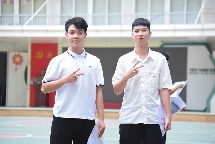 Thí sinh Nguyễn Vũ Tuấn Tú, học sinh Trường THPT Đào Duy Từ (bên phải) tại Điểm thi Trường THCS Thanh Xuân. Ảnh: Xuân Quý