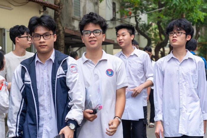 Thí sinh rạng rỡ rời Điểm thi Trường THPT Lê Quý Đôn - Hà Đông, sau khi kết thúc bài thi môn Toán. Ảnh: Mạnh Hưng