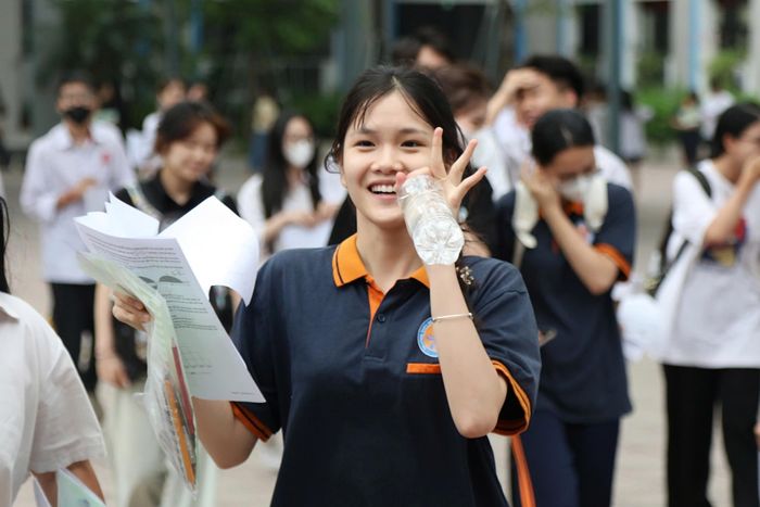 Nụ cười rạng rỡ của nhiều thí sinh sau khi hoàn thành bài thi môn Toán. Ảnh: An Nhiên