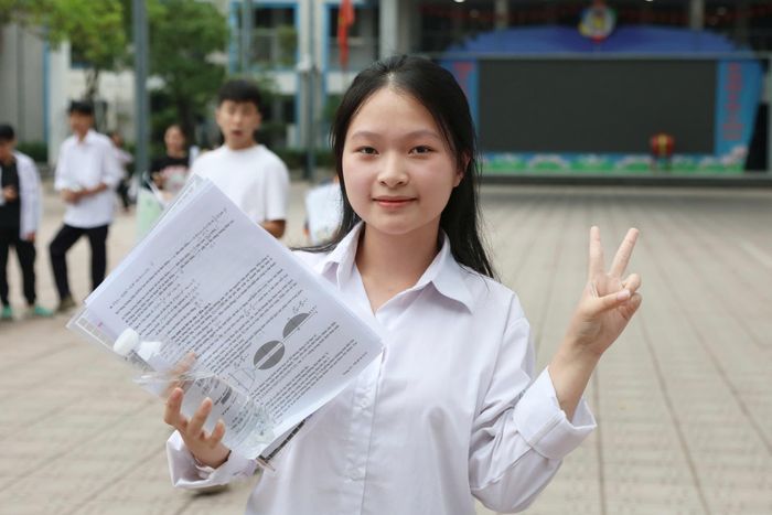 Thí sinh Trịnh Bảo Nhi, học sinh Trường THPT Đông Đô tại Điểm thi Trường THCS Thành Công. Ảnh: An Nhiên