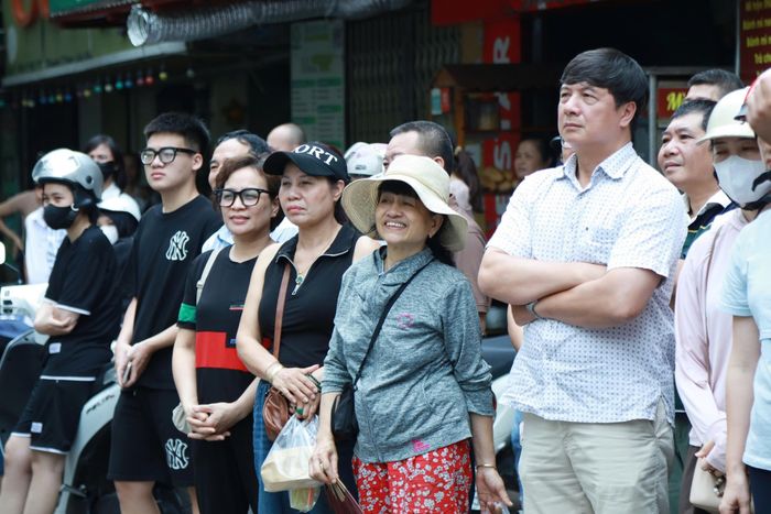 Phụ huynh kiên nhẫn ngồi dưới bóng cây, quán nước hoặc khu vực chờ các con ngoài cổng trường. Ảnh: An Nhiên