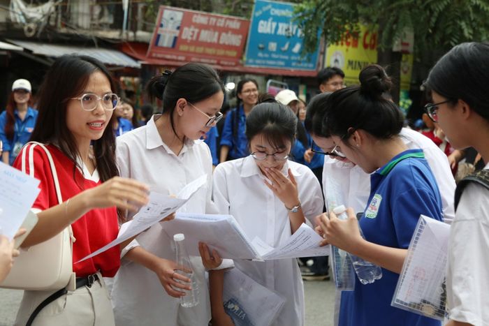 Mặc dù kết thúc bài thi, nhiều thí sinh vẫn nán lại để trao đổi đề thi môn Toán. Ảnh: An Nhiên