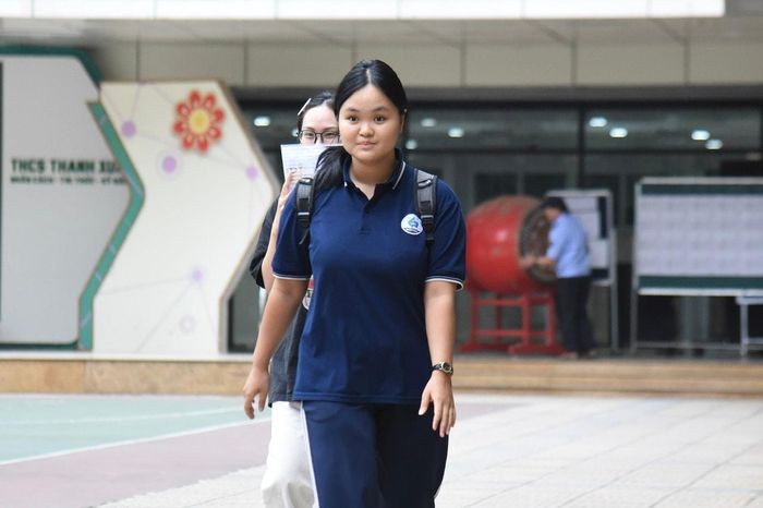 Thí sinh đầu tiên rời phòng thi môn Toán tại điểm thi Trường THCS Thanh Xuân (phường Thanh Xuân). Ảnh: Xuân Quý