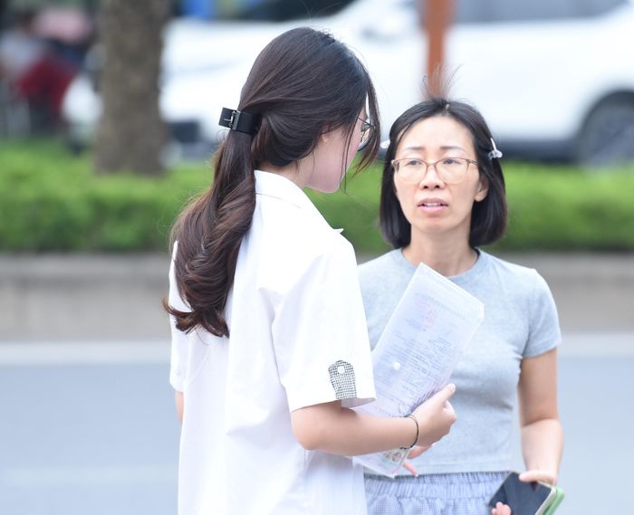 Lời dặn dò của phụ huynh thể hiện sự quan tâm, kỳ vọng gửi gắm vào con em mình. Ảnh: Xuân Quý