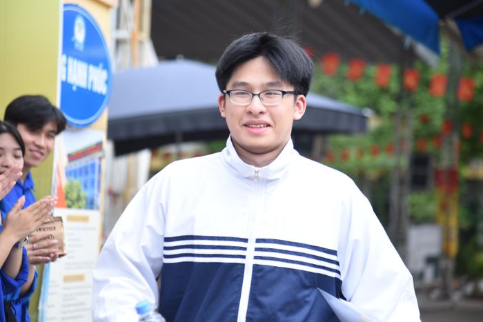 Thí sinh đầu tiên rời phòng thi sau 120 phút hoàn thành môn Ngữ văn tại điểm thi Trường THCS Tây Mỗ (phường Từ Liêm). Ảnh: Xuân Quý