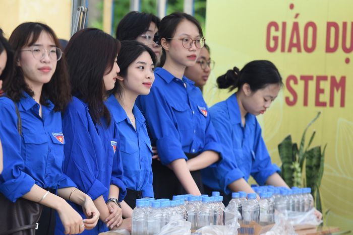 Từ sáng sớm, lực lượng đoàn viên thanh niên tình nguyện đã có mặt tại điểm thi THCS Tây Mỗ (phường Từ Liêm) để tham gia tiếp sức mùa thi, động viên các sĩ tử. Ảnh: Xuân Quý