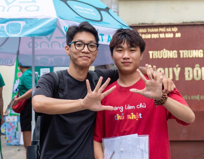 Nụ cười của thí sinh giữa dòng người rời điểm thi khép lại ngày thi đầu tiên với tâm thế sẵn sàng cho môn thi tiếp theo. Ảnh: Mạnh Hưng