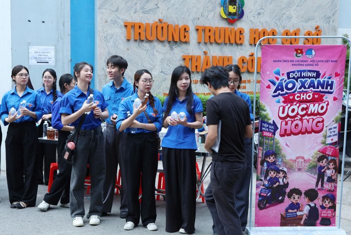 Lực lượng tình nguyện viên phát nước cho các sĩ tử. Ảnh: An Nhiên