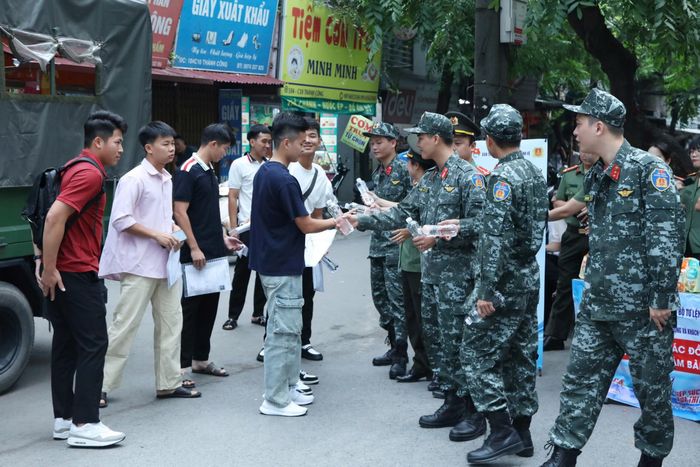 Lực lượng chức năng có mặt tham gia tặng nước, phân luồng giao thông hỗ trợ cho các thí sinh. Ảnh: An Nhiên