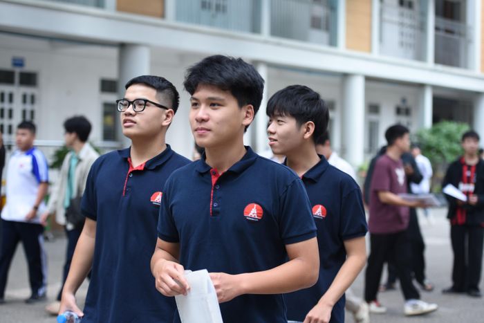 Nhiều thí sinh mang theo tâm trạng hồi hộp nhưng quyết tâm hoàn thành tốt bài thi mở màn. Ảnh: Xuân Quý