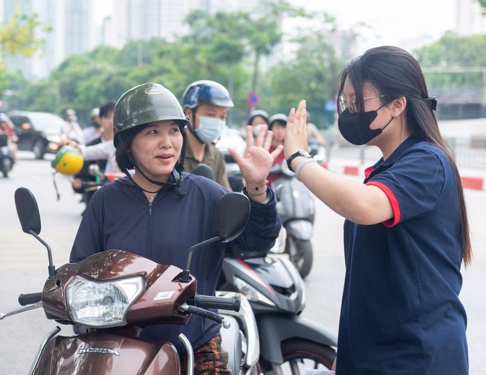 Ngay từ sáng sớm, các phụ huynh đã đồng hành cùng sĩ tử trong ngày thi quan trọng này. Ảnh: Mạnh Hưng