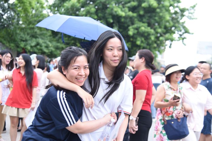 Những nụ cười, cái ôm và sự động viên tiếp thêm tinh thần cho các môn thi Toán chiều nay. Ảnh: Xuân Quý