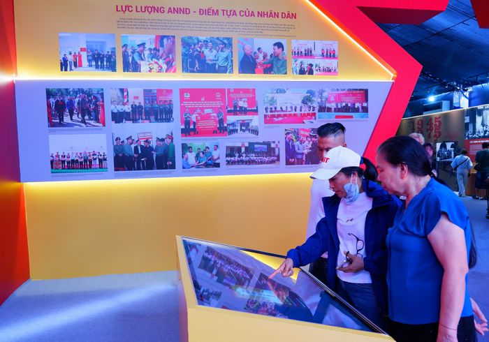 Triễn lãm thu hút đông đảo người dân và du khách tham quan. Ảnh: Hoa Lê