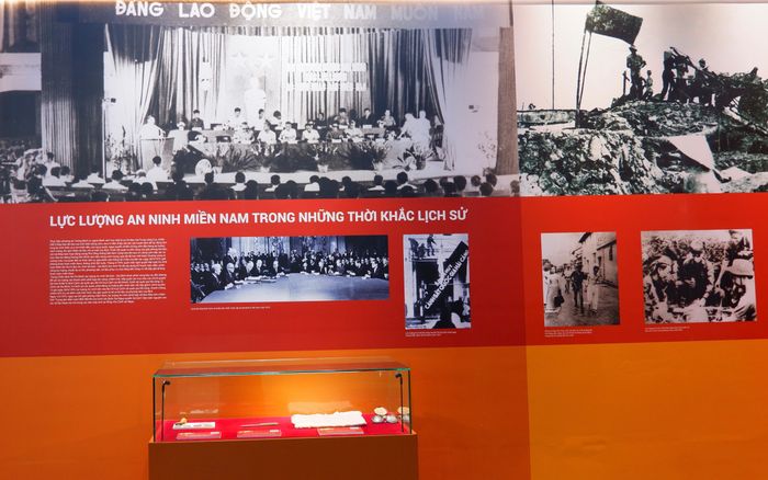 Nhiều hình ảnh, tư liệu qua các giai đoạn lịch sử được giới thiệu tới công chúng. Ảnh: Hoa Lê