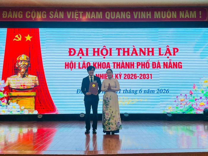 Phó Chủ tịch TP Đà Nẵng Nguyễn Thị Anh Thi trao Quyết định thành lập Hội Lão khoa TP Đà Nẵng cho Giám đốc Bệnh viện C Đà Nẵng- Bác sỹ CKII Nguyễn Trọng Thiện.