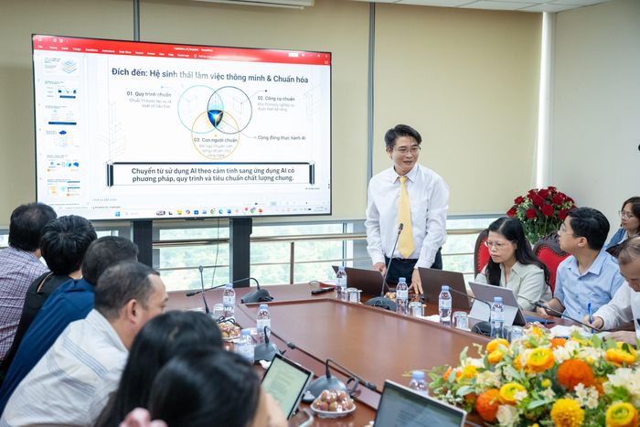 Phó Vụ trưởng Vụ Văn hóa và Xã hội Hoàng Văn Lợi trao đổi, chia sẻ kinh nghiệm về ứng dụng trí tuệ nhân tạo trong rà soát văn bản quy phạm pháp luật. Ảnh: Phạm Thắng