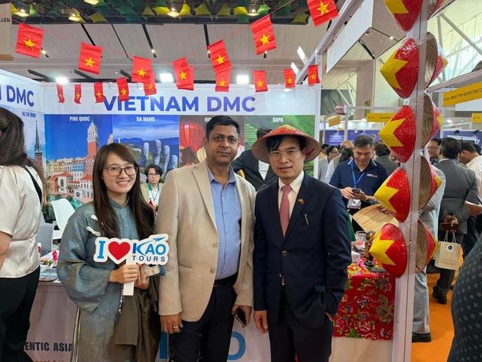 Thám tán thương mại Thương vụ Việt Nam tại Ấn Độ Bùi Trung Thướng (mặc vest đen) tại Hội chợ Du lịch và Lữ hành Nam Á 2026 (SATTE 2026). Ảnh: Thương vụ Việt Nam tại Ấn Độ