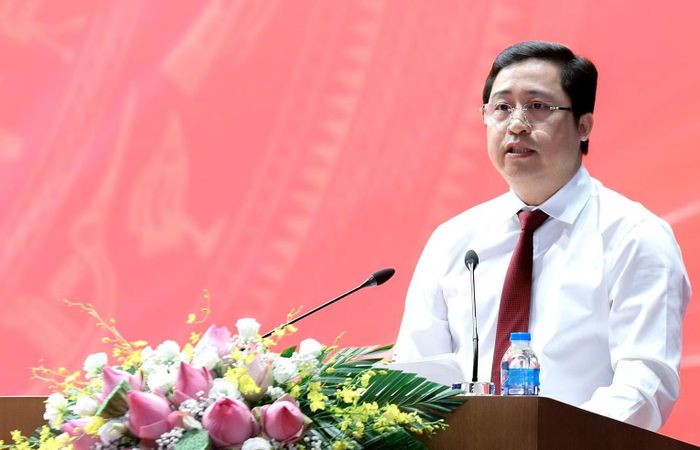 Đồng chí Dương Quốc Huy - Ủy viên Ban Chấp hành Trung ương Đảng, Bí thư Tỉnh ủy Lào Cai phát biểu tại hội nghị.