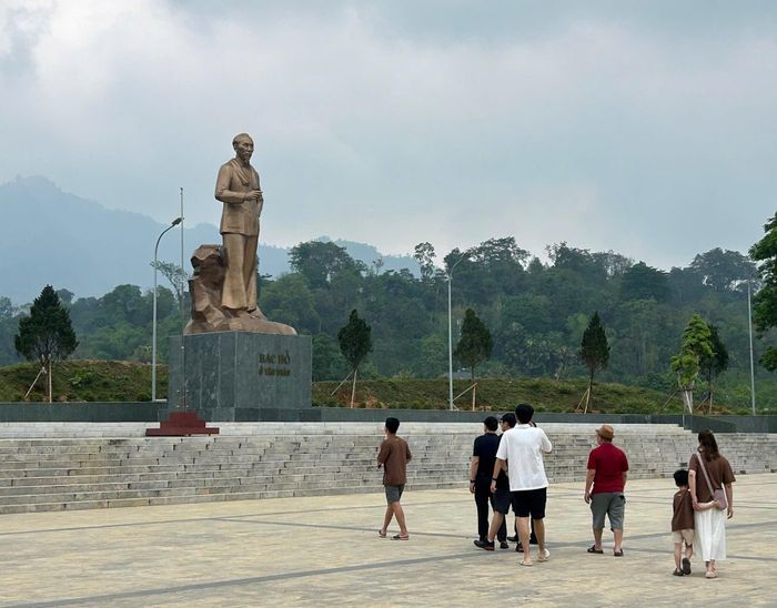 Không gian quảng trường và Tượng đài "Bác Hồ ở Tân Trào" uy nghi, thu hút các gia đình đưa con em đến tham quan, vãn cảnh và giáo dục truyền thống uống nước nhớ nguồn.