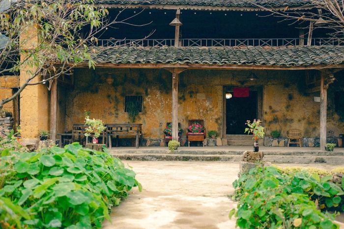 Nhà trình tường cũ của người Lô Lô được bảo tồn trong một số homestay người Lô Lô bản địa.