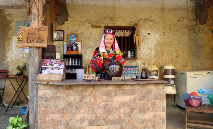 Chị Dìu Thị Hương, chủ quán cafe và homestay Cực Bắc – homestay đã bảo tồn nguyên vẹn kiến trúc nhà trình tường đất, mái ngói âm dương.