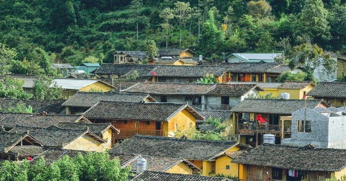 Thôn Lô Lô Chải hiện lên nổi bật giữa cao nguyên đá, với những nếp nhà trình tường, mái ngói âm dương.