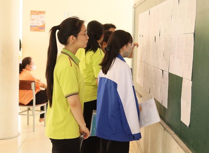 Thí sinh kiểm tra kỹ số báo danh trước khi vào phòng thi