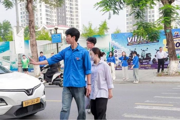 Hàng trăm đoàn viên, thanh niên tình nguyện đã có mặt tại các nút giao thông trọng điểm từ 6 giờ sáng