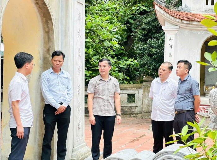 Các đồng chí lãnh đạo địa phương trực tiếp kiểm tra công tác chuẩn bị cho lễ hội.