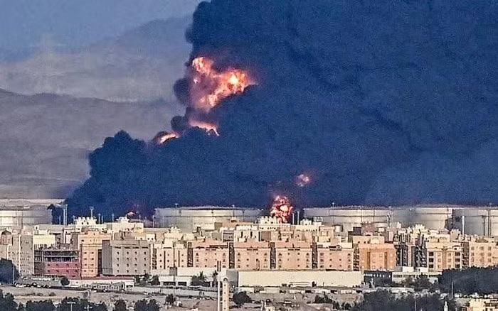 Vụ cháy nhà máy lọc dầu của Saudi Aramco đã khiến thị trường dầu mỏ toàn cầu chao đảo