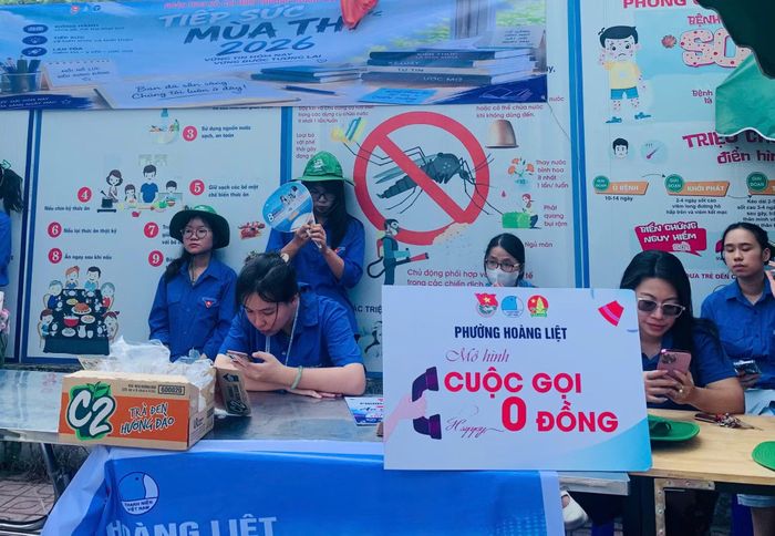 Năm nay, Đoàn Thanh niên phường Hoàng Liệt phát động chương trình "Cuộc gọi 0 đồng" hỗ trợ thí sinh gọi điện thoại cho người thân đến đón tại Điểm thi Trường THCS Linh Đàm.