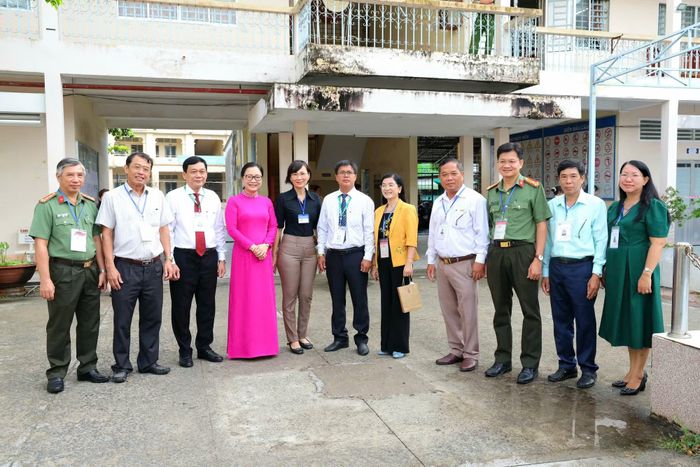 Bà Nguyễn Thị Quyên Thanh, Thứ trưởng Bộ Giáo dục và Đào tạo trực tiếp đến kiểm tra công tác tổ chức thi và ân cần thăm hỏi, động viên thí sinh tại điểm thi Trường THPT Ô Môn (TP Cần Thơ).