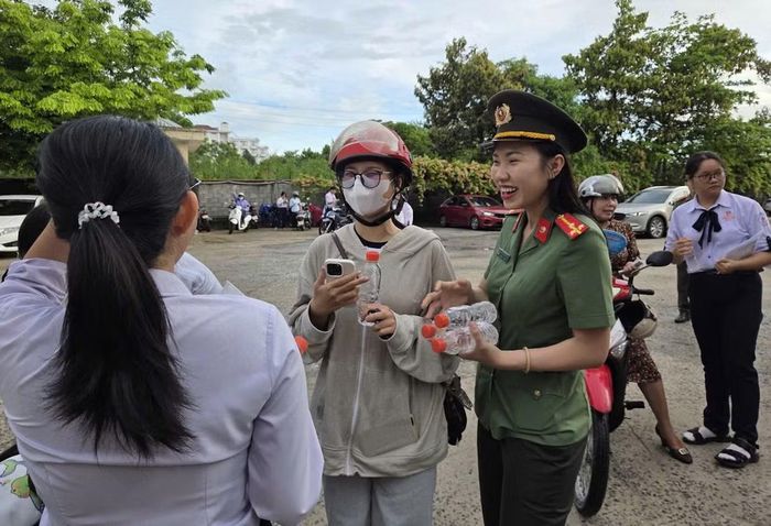 Tuổi trẻ Công an TP Cần Thơ cùng các thanh niên tình nguyện có mặt tại điểm thi để hỗ trợ, tiếp sức thí sinh.