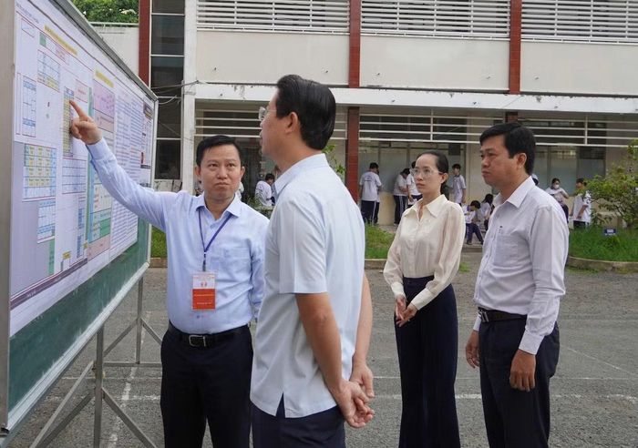 Ông Huỳnh Minh Tuấn, Phó Chủ tịch UBND tỉnh Đồng Tháp kiểm tra tại điểm thi Trường THPT Trần Hưng Đạo.