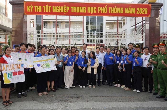 Lãnh đạo tỉnh Đồng Tháp động viên, chụp ảnh cùng lực lượng Công an, thanh niên tình nguyện tại điểm thi.
