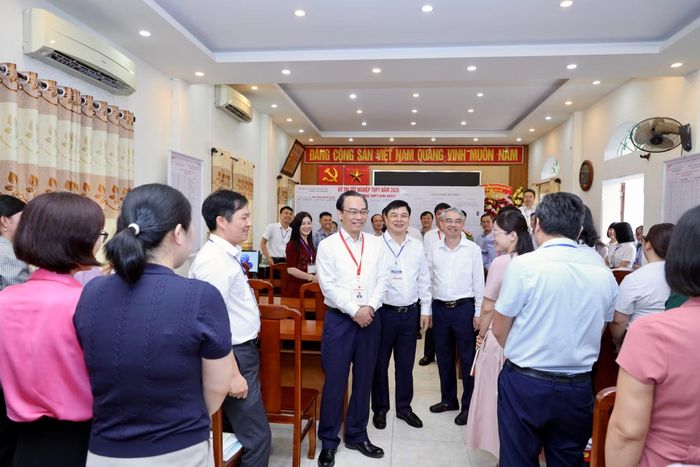 Bộ trưởng Bộ GD&ĐT Hoàng Minh Sơn động viên cán bộ làm công tác tổ chức thi tốt nghiệp THPT tại Điểm thi Trường THPT Kim Động, tỉnh Hưng Yên.