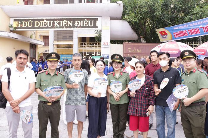 Những chiếc quạt in thông tin tuyên truyền pháp luật được các chiến sĩ Công an phát miễn phí cho phụ huynh, học sinh tại các điểm thi.